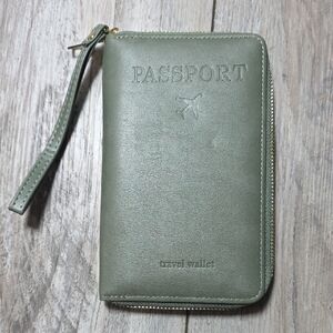 Green Faux Leather Passport Travel Orginizer Wallet 5 Card Slot Holder